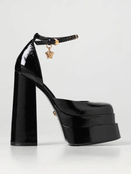 scarpe versace con v grande|Nuova collezione di scarpe da donna di Versace su FARFETCH.